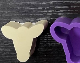 Op de afbeelding: Twee siliconen mallen voor het maken van hars ambachten. Eén mal is beige en de andere is paars. Beide mallen zijn gevormd als een hertenkop.