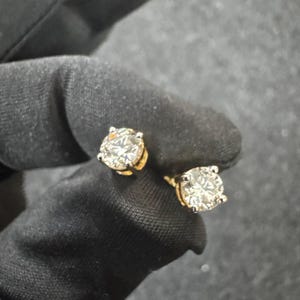 Pendientes de moissanita de 1 ct con corte redondo para mujer, pendientes solitarios redondos de 4 puntas en oro amarillo.