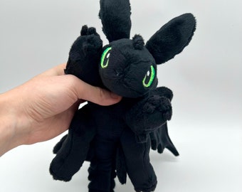 Ohnezahn / Night Fury Plüsch (38 cm / 15") - mit anpassbarer Schwanzflosse - Made to Order.