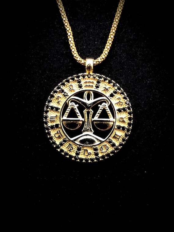 Video su Qual è Ciondolo con segni zodiacali in acciaio inossidabile, collana alla moda con segni zodiacali