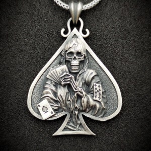 Ace of Spade mit Skelett Silber Handmade Anhänger, Skelett Spade Handmade Sterling Halskette, Spieler Glücksbringer, Halloween Weihnachtsgeschenk