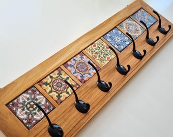 Schlüsselleiste & Garderobe aus recyceltem Teakholz: Mexikanische Fliesentür