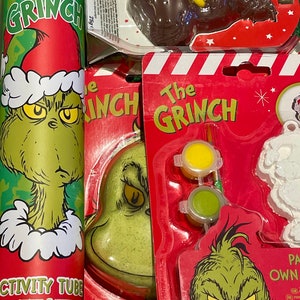 Puede incluir: Un set de regalo de Navidad con tem&aacute;tica de Grinch con una bomba de ba&ntilde;o verde Grinch, un tubo de actividades rojo y verde, una bomba de chocolate Grinch y un kit de adorno de Grinch para pintar con pintura amarilla, verde y blanca.