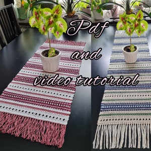 以下が含まれることがあります： フリンジ付きのクロシェのテーブルランナーが2つ。1つはピンクと白のストライプ、もう1つは青、緑、白のストライプ。画像には「Pdfとビデオチュートリアル」というテキストが重ねられています。