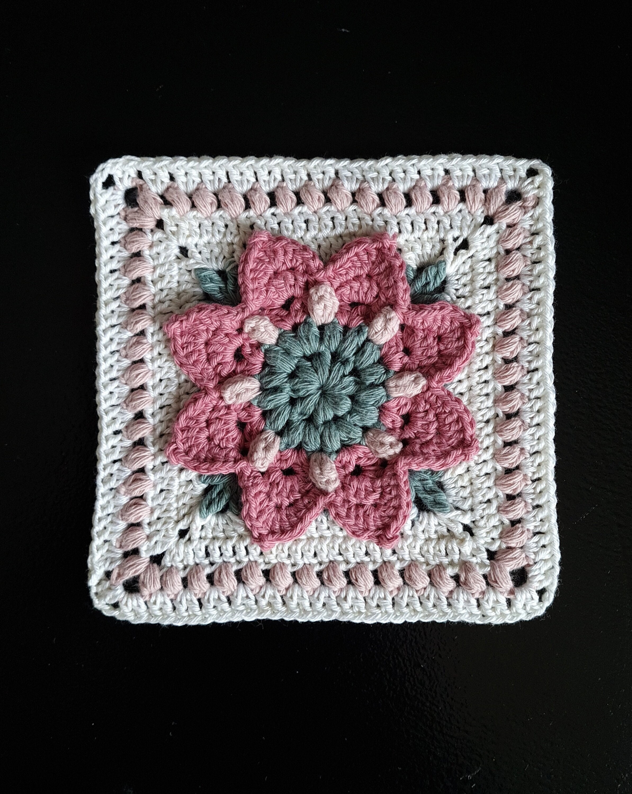 Retro flower granny square: Crochet pattern