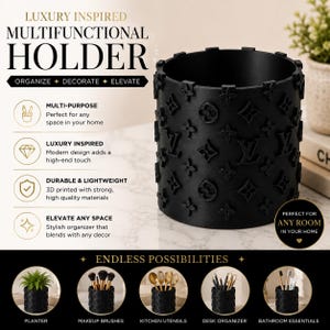 Pode incluir: Um suporte cilíndrico preto com um padrão em relevo de estrelas de quatro pontas e letras estilizadas. O suporte é exibido com texto que o descreve como um organizador multifuncional para pincéis de maquilhagem, utensílios de cozinha e material de escritório.