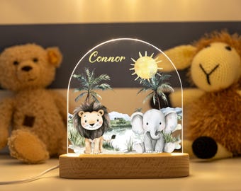 Personalisiertes LED Nachtlicht Safari mit Name, Kinderzimmer Lampe aus Acryl, Löwe Elefant Babyzimmer Deko, Geschenk zur Geburt