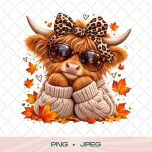 Peut inclure: Une illustration de vache highland duveteuse portant un pull en tricot beige, un nœud à motif léopard et des lunettes de soleil reflétant une forêt automnale, entourée de feuilles d'érable orange et rouges et de petits cœurs.