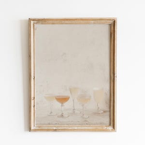 Minimalistyczna sztuka ścienna w kieliszkach koktajlowych | Miękkie pastelowe dekoracje w stylu fotografii barowej | Wydrukuj plakat do pobrania | Napoje w barze kuchennym