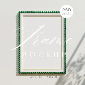 Puede incluir: Maqueta de marco rectangular blanco con un borde interior dorado y un borde de cuentas verdes. El texto "Frame Mockup" está escrito en cursiva. El texto "PSD Smart Object" está en un círculo blanco.