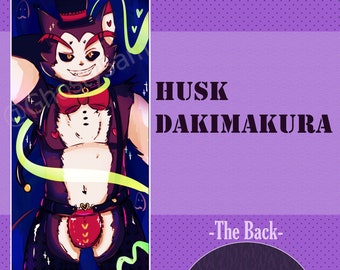 Op de afbeelding: Een zwart-witte illustratie van een cartoonfiguur met kattenoren, die een zwarte hoge hoed, een rode strik en een zwart-witte outfit draagt. Het figuur houdt een groen-geel lint vast. De tekst "HUSK DAKIMAKURA -The Back- " is zichtbaar in de afbeelding.