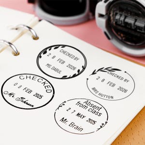 Könnte beinhalten: Nahaufnahme einer Notizbuchseite mit mehreren schwarzen Tintenstempeln. Die Stempel zeigen das Wort "CHECKED" und Daten wie "28 FEB 2026" sowie Namen. Die Stempel sind kreisförmig mit dekorativen Rändern.