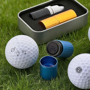 Può includere: Un cartello in legno rustico con la scritta "Welcome to our home" in stile scritto a mano. Il cartello presenta una finitura invecchiata e un design semplice e invitante, perfetto per l'arredamento dell'ingresso.