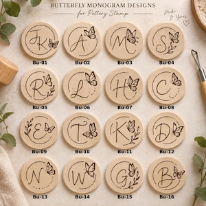 Könnte beinhalten: Eine Sammlung von sechzehn runden Töpferstempeln mit Schmetterlings-Monogramm-Designs. Jeder Stempel zeigt einen individuellen Buchstaben in Schreibschrift, begleitet von einer Schmetterlingsillustration und einem Kreisrand, beschriftet von Bu-01 bis Bu-16.