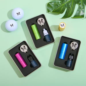 Può includere: Tre scatole metalliche rettangolari contenenti accessori da golf, ciascuna con un tubo cilindrico, un piccolo flacone contagocce e un segnapalla rotondo con il testo MILISSA e un grafico di tee da golf incrociati. Incluse due palline da golf bianche.