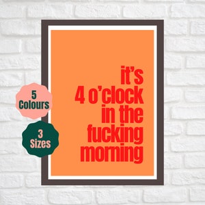 Può includere: Una stampa incorniciata con sfondo arancione e testo rosso che dice "it's 4 o'clock in the fucking morning".