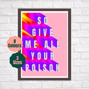 Könnte beinhalten: Gerahmter Kunstdruck mit dem Text "SO GIVE ME ALL YOUR POISON" in Weiß auf rosa Hintergrund. Der Hintergrund zeigt diagonale Streifen in Gelb, Orange und Lila. Inklusive Optionen für 8 Farben und 3 Größen.