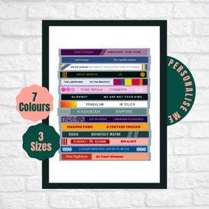 Könnte beinhalten: Ein druckbarer Poster mit einem Stapel Kassetten mit Albumcovern und Titeln verschiedener Bands, darunter Deftones, Around the Fur, Enter Shikari, Arctic Monkeys, The Libertines, Tame Impala, Slipknot, Kasabian, Maximo Park, Oasis, Florence + The Machine, LCD Soundsystem und Foo Fighters. Das Poster ist in 7 Farben und 3 Größen erhältlich.