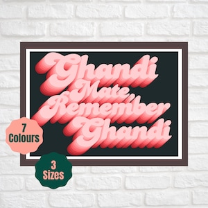 Puede incluir: Un póster en blanco y negro con el texto "Gandhi Mate Remember Gandhi" en letras 3D rosas. El póster tiene un marco marrón y está rodeado por una pared de ladrillo blanco.