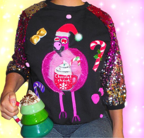 joli pull moche de noël femme motif flamant rose et son chocolat chaud, original avec fourrure