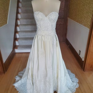 lace wedding dress vintage, vintage style wedding dress, antique wedding dress, recycled wedding dress, upcycled wedding dress
