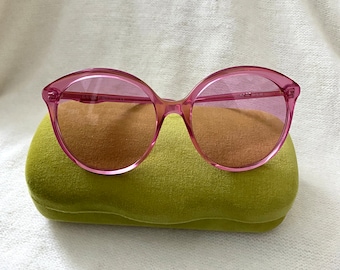 Klassieke roze hangende zonnebril van Gucci