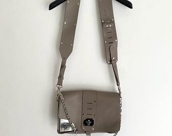 Bolsa de ombro cinza com pingente Medusa da Versace