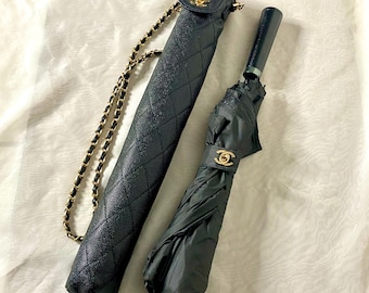 Paraguas vintage de Chanel con bolso acolchado