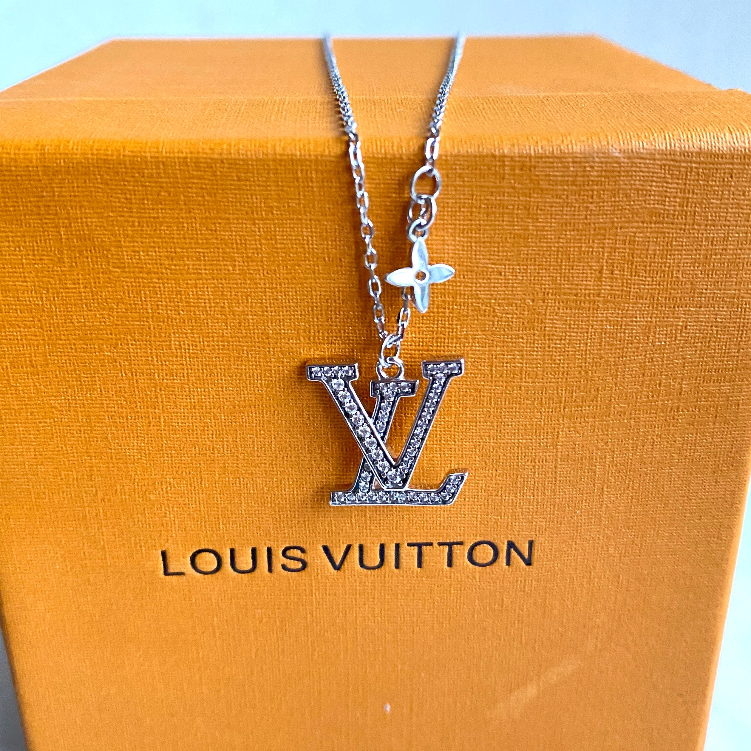 Louis vuitton logo necklace deals