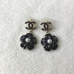 Chanel Classic CC dangling floral Earrings