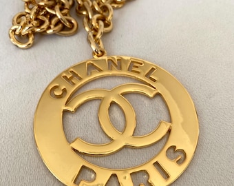 Colar vintage Chanel com pingente mega logo, corrente para calça