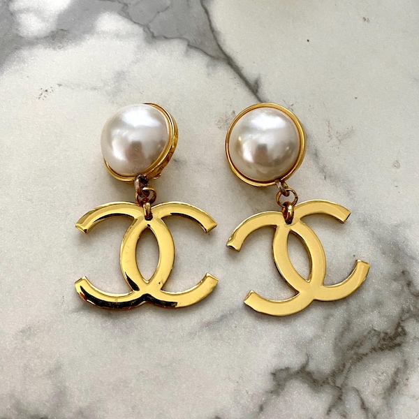 Pendientes vintage de perlas con el logotipo CC de Chanel