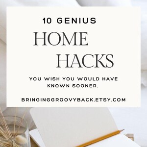 Może przedstawiać: Białe tło z czarnym tekstem, który brzmi "10 Genius Home Hacks You Wish You Would Have Known Sooner. BringingGroovyBack.etsy.com". Biały notes z żółtym ołówkiem leży na drewnianej powierzchni.