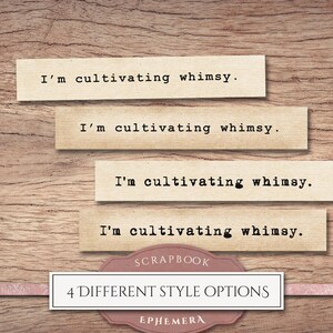 Puede incluir: Cuatro etiquetas rectangulares de papel con el texto "I'm cultivating whimsy" en fuente de m&aacute;quina de escribir, dispuestas sobre un fondo de madera. Una etiqueta en la parte inferior dice "4 DIFFERENT STYLE OPTIONS".
