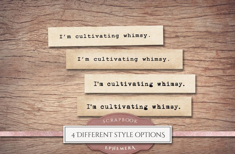 Puede incluir: Cuatro etiquetas rectangulares de papel con el texto "I'm cultivating whimsy" en fuente de m&aacute;quina de escribir, dispuestas sobre un fondo de madera. Una etiqueta en la parte inferior dice "4 DIFFERENT STYLE OPTIONS".