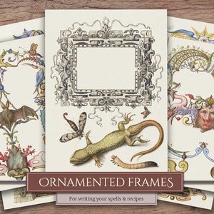 K&ouml;nnte beinhalten: Vier verzierte Rahmen mit aufwendigen Designs, die eine Fledermaus, ein Eidechse, eine Libelle und ein groteskes Gesicht zeigen. Die Rahmen sind von einem Holzhintergrund umgeben und der Text "ORNAMENTED FRAMES For writing your spells & recipes" befindet sich unten.