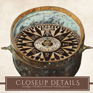 Op de afbeelding: Een antiek kompas met een gedetailleerde wijzerplaat met windrichtingen en de tekst "ROBERT MERRILL NEW YORK". Het kompas zit in een verweerde, bronskleurige behuizing, met de tekst "CLOSEUP DETAILS vintage clockwork and eclectic pieces".