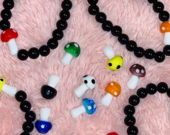 Bracelet champignon en perles noires/cadeau bijoux champignon/cadeau nouveau départ/ breloques champignons/cadeau fête des mères/cadeau pour elle