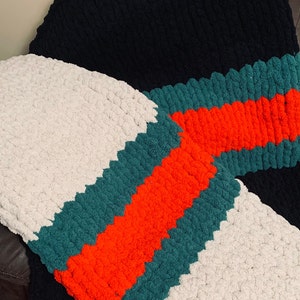 Grof gebreide deken: havermout, rood en groen bernat-garen (50 x 60 inch)