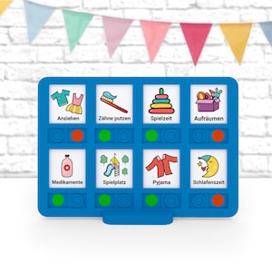 Könnte beinhalten: Ein blaues und weißes visuelles Stundenplan-Brett mit 8 bunten Bildkarten. Die Karten zeigen Aktivitäten wie Anziehen, Zähneputzen, Spielzeit, Aufräumen, Medikamente einnehmen, auf den Spielplatz gehen, Pyjama anziehen und Schlafenszeit. Jede Karte hat einen roten oder grünen Kreis daneben.
