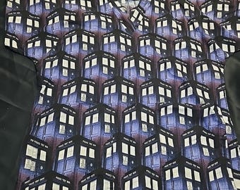 Blusa médica con estampado de teléfono de Doctor Who para mujer, talla pequeña.