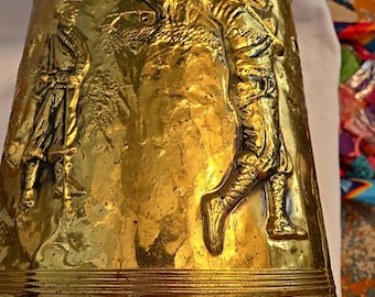 Papelera de latón vintage. Con relieve de escena de golf en Inglaterra. 26,7 cm de alto.