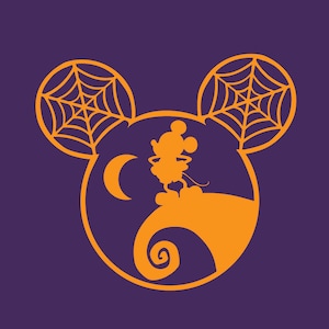 Può includere: Silhouette arancione di Topolino in costume di Halloween, in piedi su una collina con una luna crescente e una ragnatela sullo sfondo. La silhouette è all'interno di un paio di orecchie di Topolino arancioni.