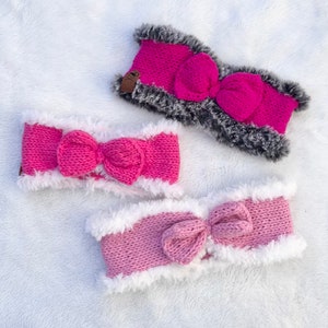 Puede incluir: Tres diademas de punto con un detalle de lazo. Las diademas son de color rosa y blanco con un ribete peludo.