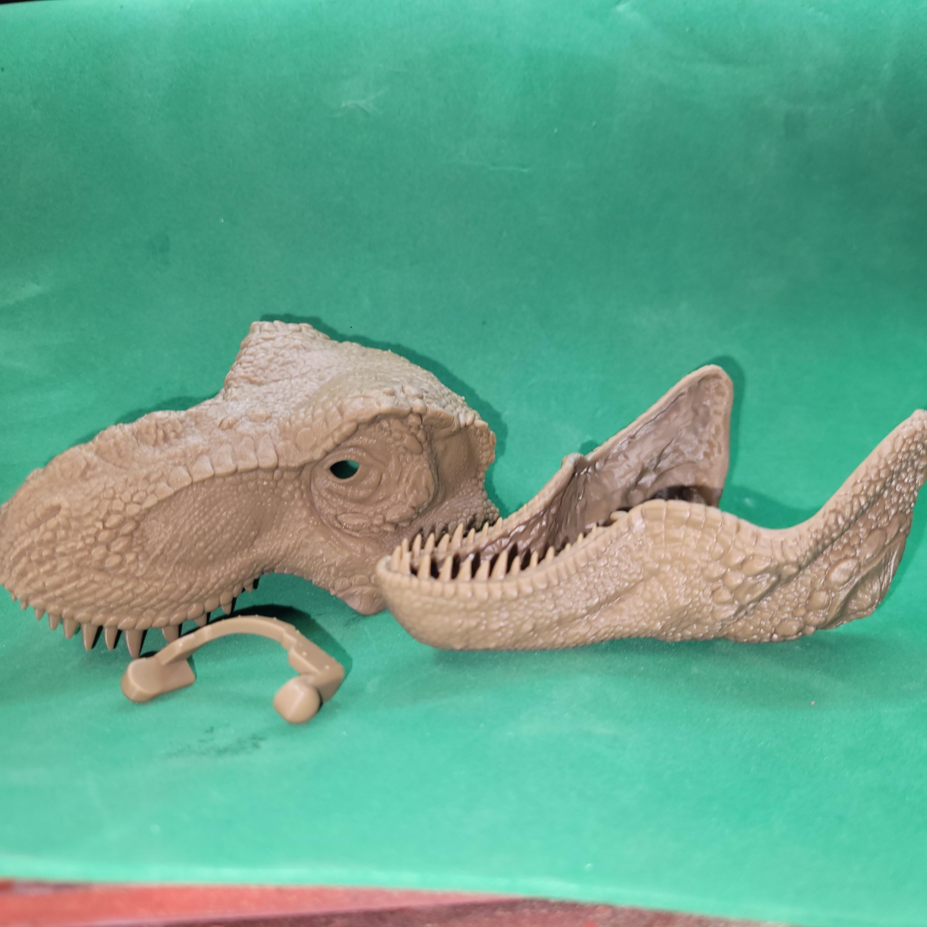 Ciondolo Tyrannosaurus Rex In Ottone Sabbiato - 24K Oro Giallo - Stile Thailandese