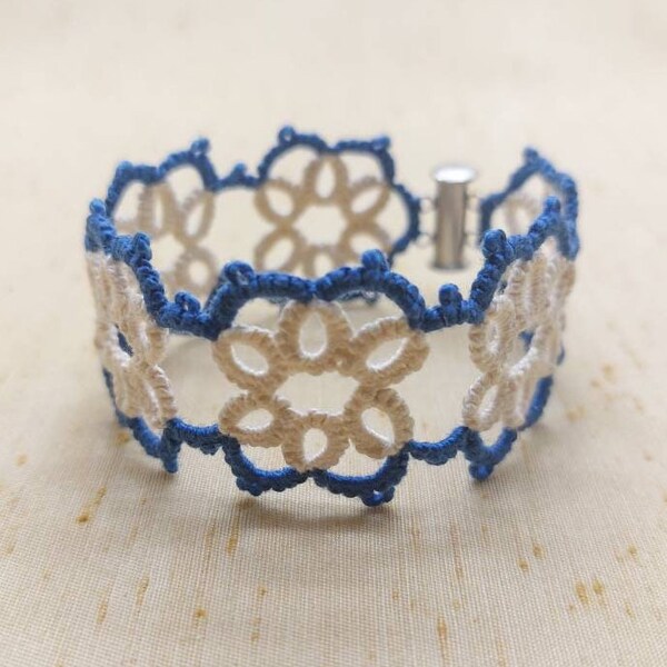 Floral pattern lace bracelet - frivolity