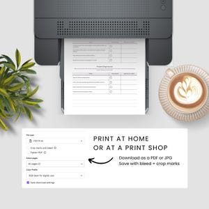 Puede incluir: Una impresora negra y gris imprimiendo un documento blanco con casillas de verificaci&oacute;n y texto. El texto dice "Probate & legal records". Una taza de caf&eacute; est&aacute; sobre un platillo a la derecha. El texto en la parte inferior dice "Imprime en casa o en una imprenta".