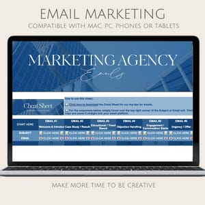 Op de afbeelding: Een laptopscherm toont een e-mailmarketinggids met de tekst "MARKETING AGENCY Emails". De gids bevat secties voor e-mailonderwerpen en -inhoud, met een "Cheat Sheet" en instructies. De laptop staat op een lichtbeige achtergrond.