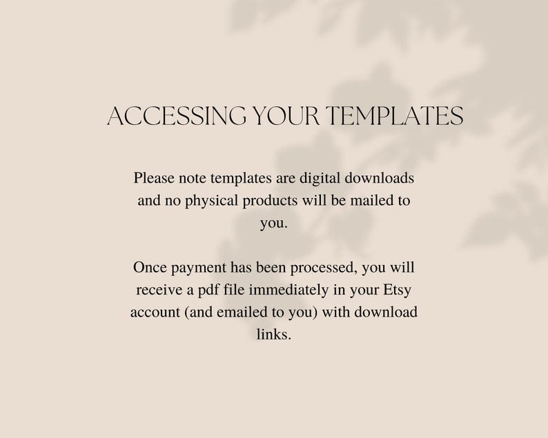 Pu&ograve; includere: Sfondo beige con il testo "ACCESSO AI TUOI MODELLI". Il testo spiega che i modelli sono download digitali e verranno inviati come file PDF all'account Etsy dopo l'elaborazione del pagamento. L'immagine ha un'ombra di foglia.