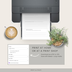 Peut inclure: Un t&eacute;l&eacute;chargement num&eacute;rique imprimable pour un journal de r&eacute;flexion. L'image montre un &eacute;cran d'ordinateur affichant le journal avec le texte "Reflection Question". Les options de t&eacute;l&eacute;chargement incluent PDF Print, Crop marks and bleed, Flatten PDF, Select pages, All pages (2), Color Profile, RGB (best for digital use), et Save download settings. Le texte "PRINT AT HOME OR AT A PRINT SHOP" est affich&eacute; sous l'&eacute;cran de l'ordinateur. Le texte "Download as a PDF or JPG Save with bleed + crop marks" est affich&eacute; sous le texte "PRINT AT HOME OR AT A PRINT SHOP". Le texte "PRINT & ENJOY" est affich&eacute; en bas de l'image.